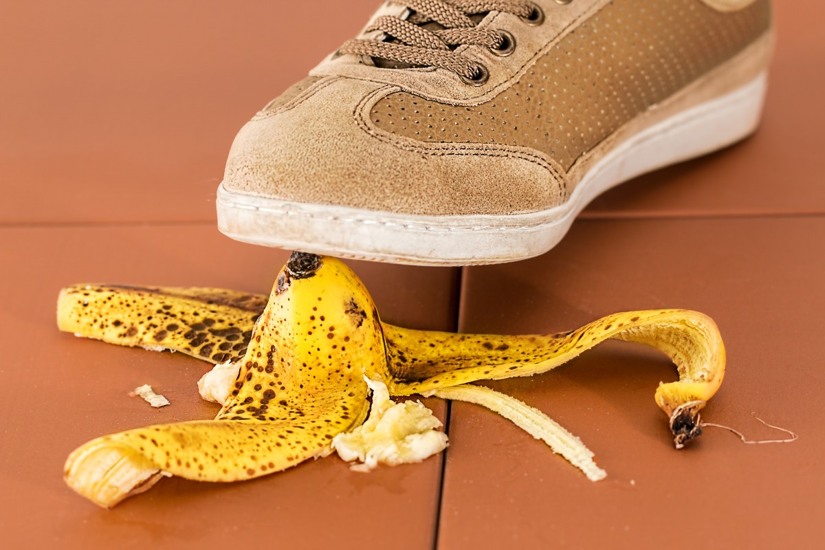 slip_up_danger_careless_slippery_accident_risk_banana_skin_hazard-1078216.jpg!d